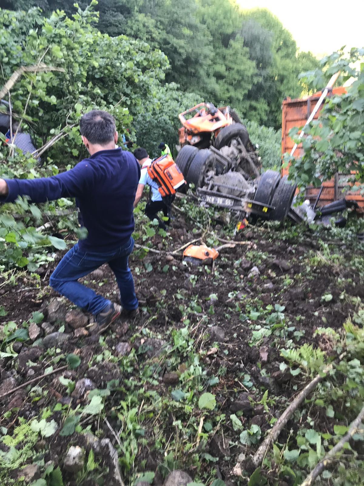 Kamyon 300 metrelik u&ccedil;uruma yuvarlandı: 2 &ouml;l&uuml;, 3 yaralı