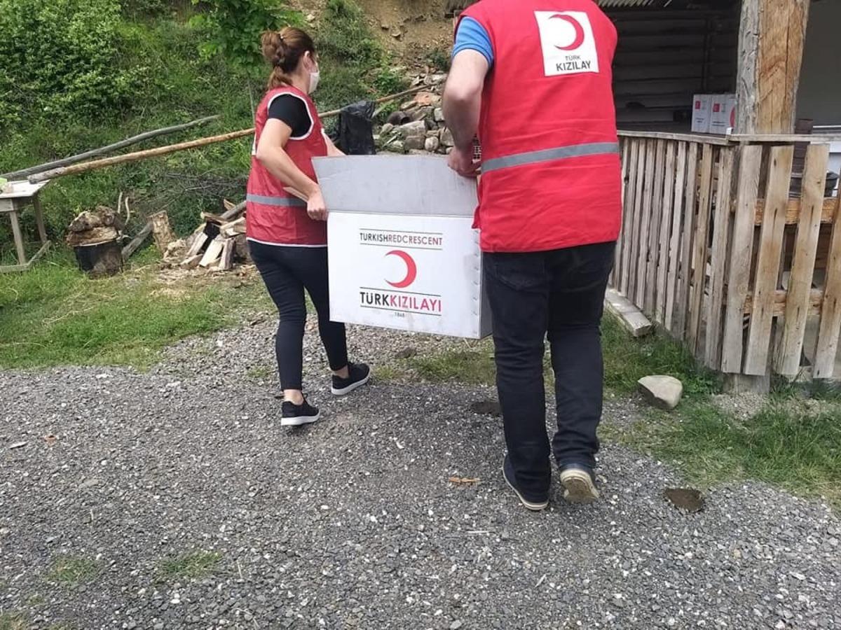 Pınarbaşı&rsquo;nda evi yanan aileye yardım