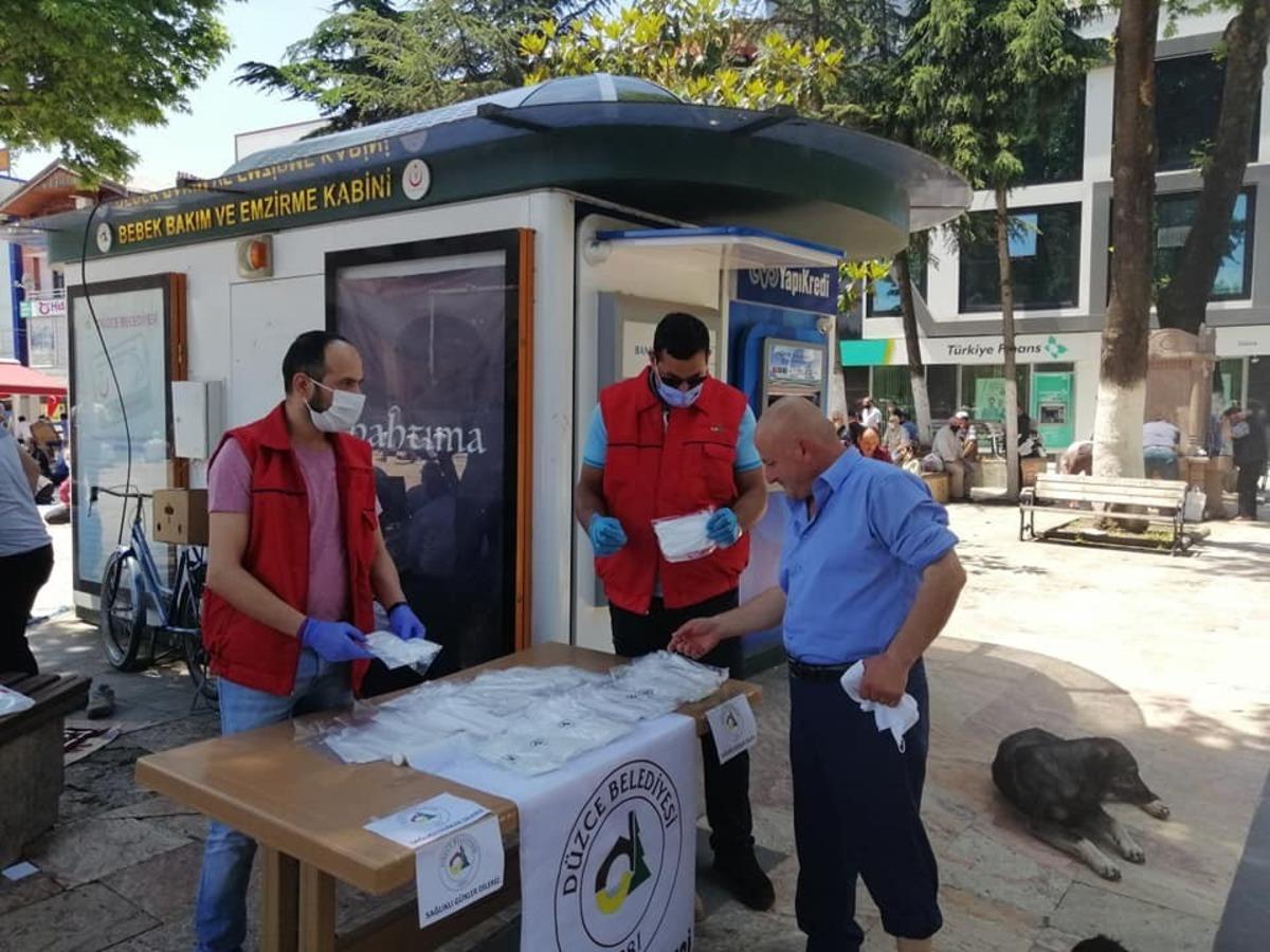 D&uuml;zce Belediyesi maske dağıtımını hızlandırdı