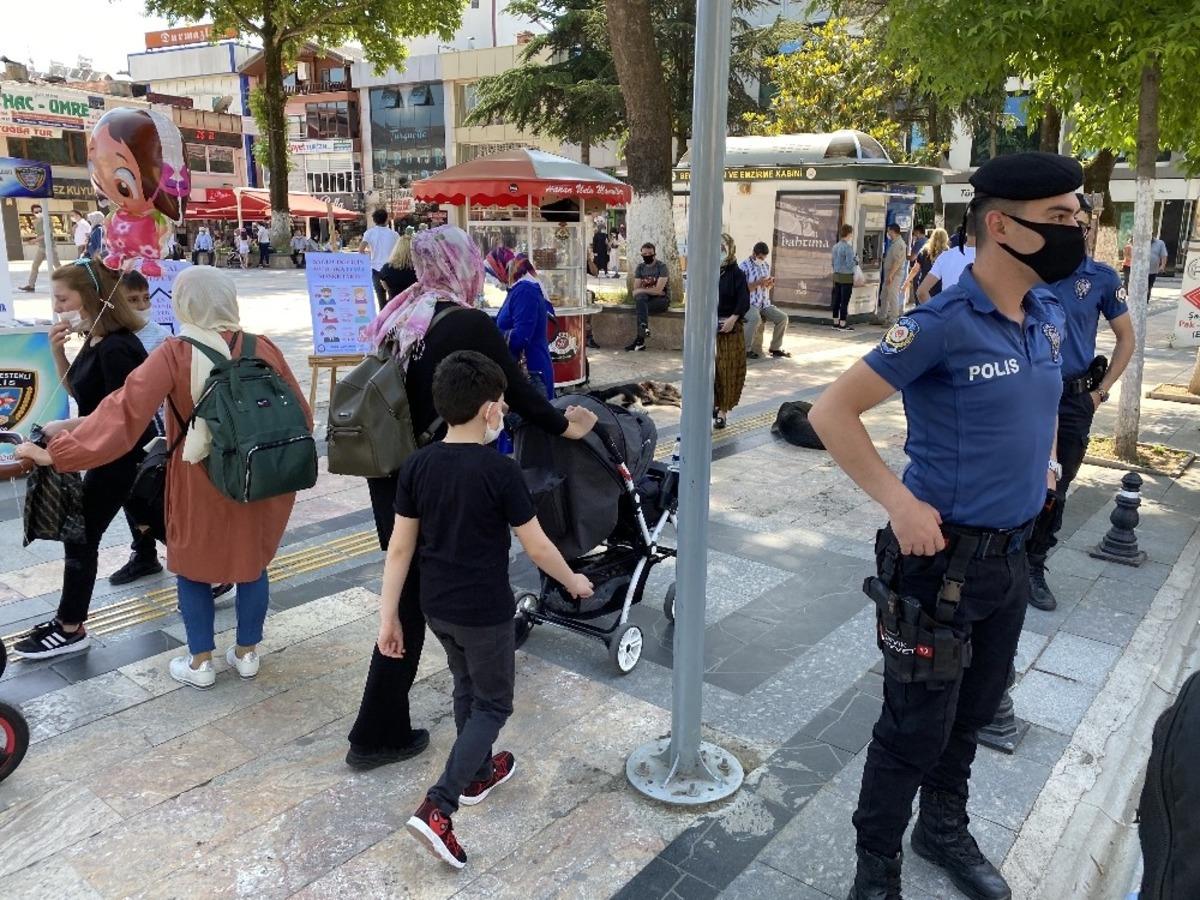 Sokağa &ccedil;ıkan &ccedil;ocuklar yoğunluk oluşturdu