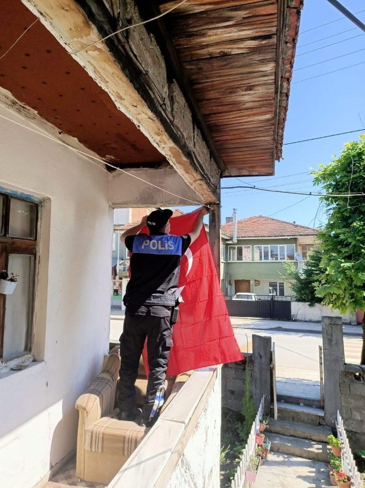 Eskiyen bayrağı polisler değiştirdi G1