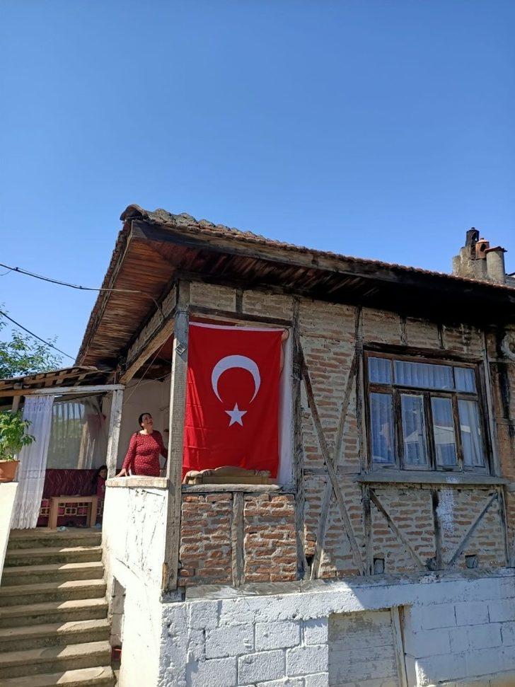 Eskiyen bayrağı polisler değiştirdi G2