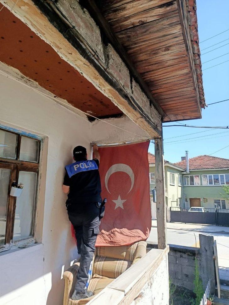 Eskiyen bayrağı polisler değiştirdi G3