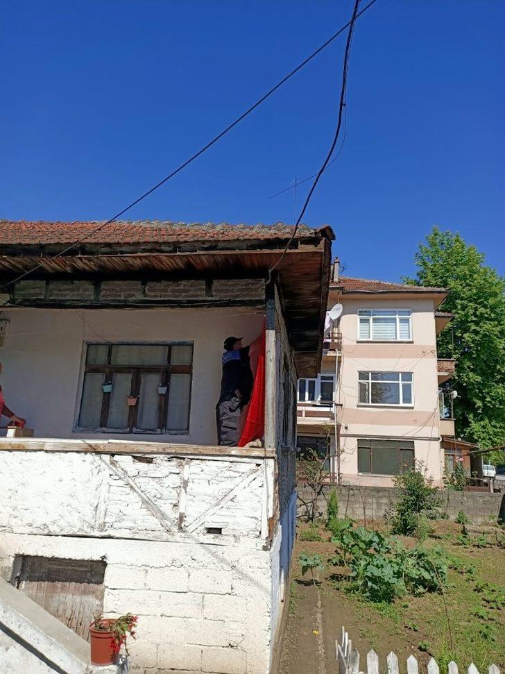 Eskiyen bayrağı polisler değiştirdi G4