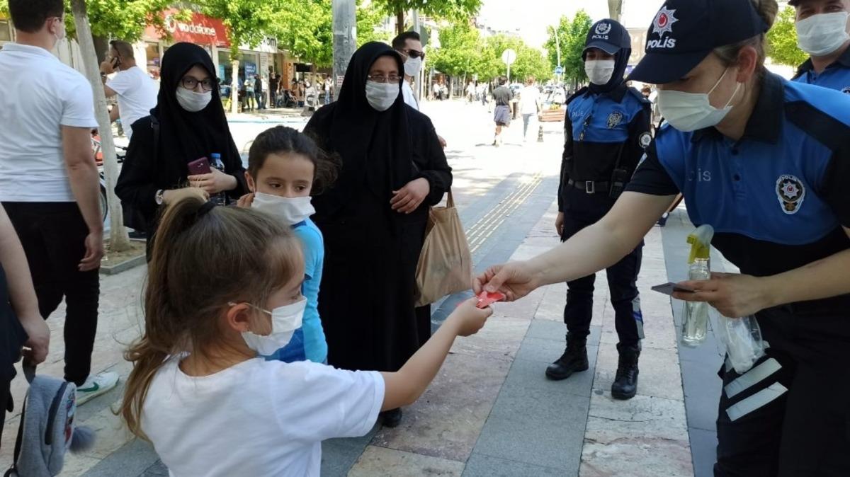 &Ccedil;ocuklara polis şefkati