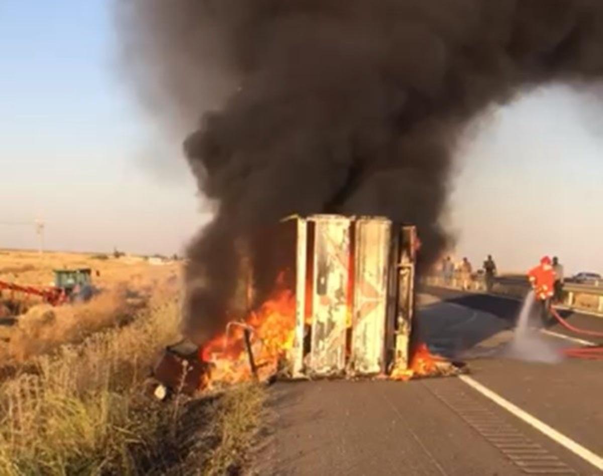 Mardin&rsquo;de eşya y&uuml;kl&uuml; kamyonet devrildi! Faciaya ramak kala