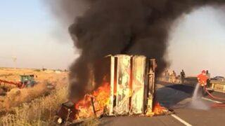 Mardin’de eşya yüklü kamyonet devrildi! Faciaya ramak kala