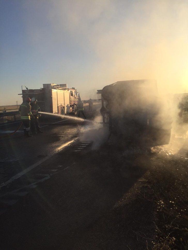 Mardin’de eşya yüklü kamyonet devrildi! Faciaya ramak kala G2