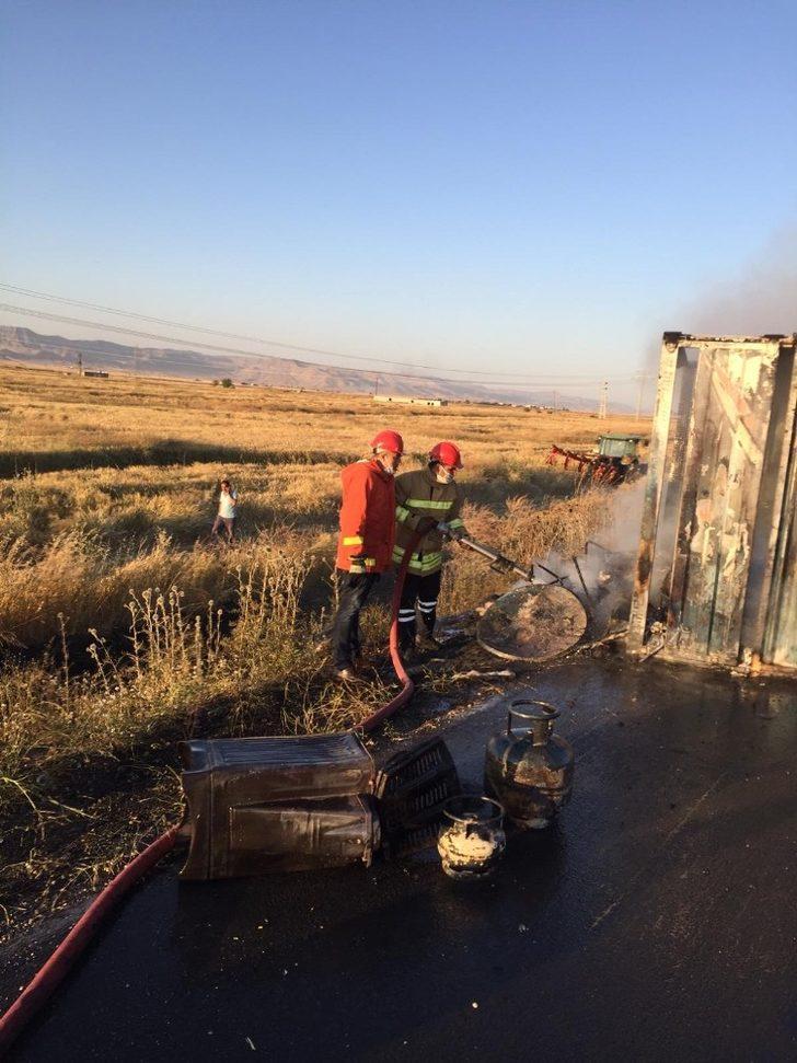 Mardin’de eşya yüklü kamyonet devrildi! Faciaya ramak kala G3