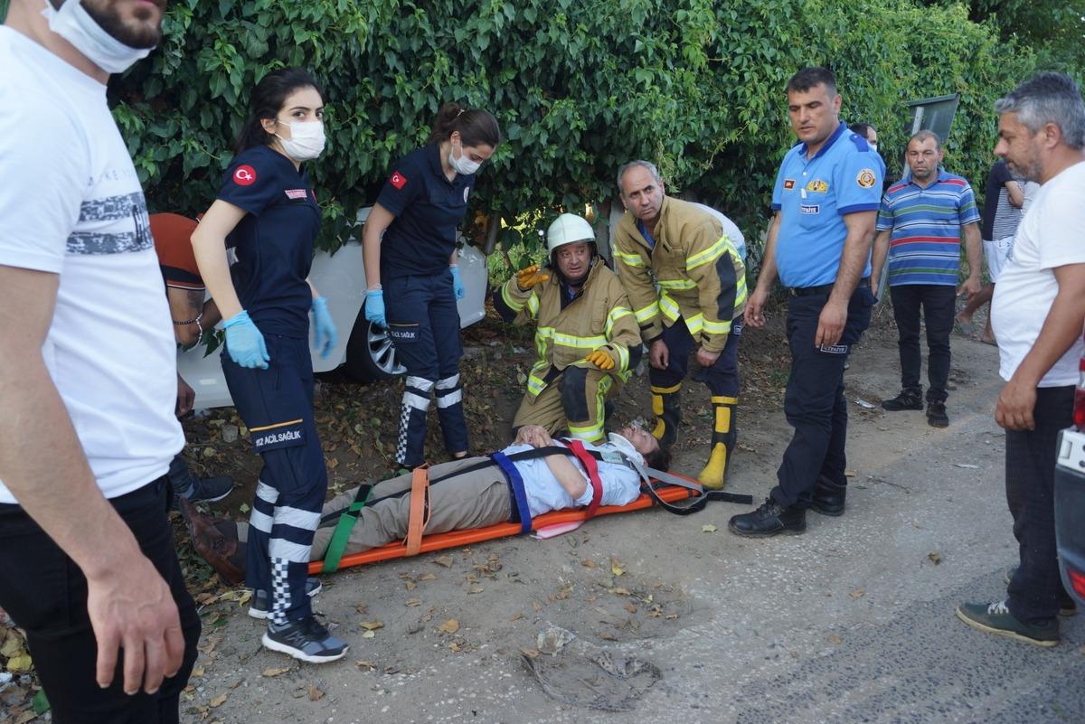 Bursa'da feci kaza! Metrelerce savruldu, duvarı yıkıp bah&ccedil;eye girdi