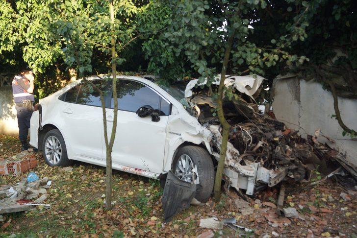 Bursa'da feci kaza! Metrelerce savruldu, duvarı yıkıp bahçeye girdi G2