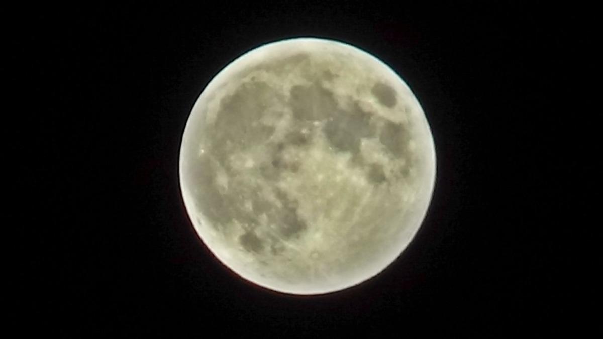 Y&uuml;ksekova&rsquo;da dolunay kendine kayran bıraktı