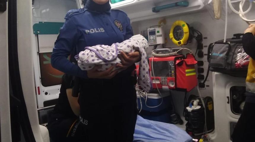 Mersin'de 10 g&uuml;nl&uuml;k bebeği cami avlusuna bıraktılar