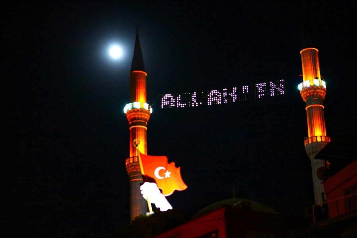 Dolunay ve &Ccedil;ilek Ayı tutulması kartpostallık g&ouml;r&uuml;nt&uuml;ler oluşturdu