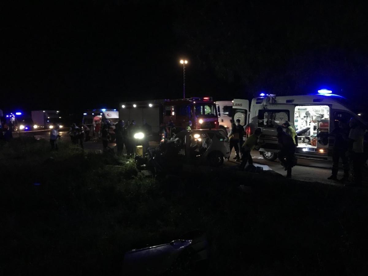 Manisa'da yolcu otob&uuml;s&uuml; otomobille &ccedil;arpıştı: &Ouml;l&uuml; ve yaralılar var