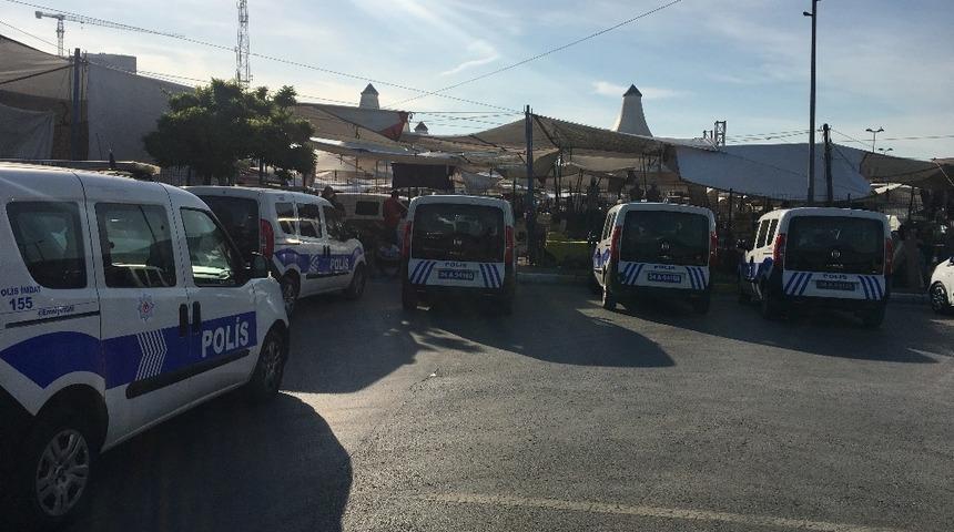 Pendik&rsquo;te pazarda bı&ccedil;aklı kavga: 4 yaralı