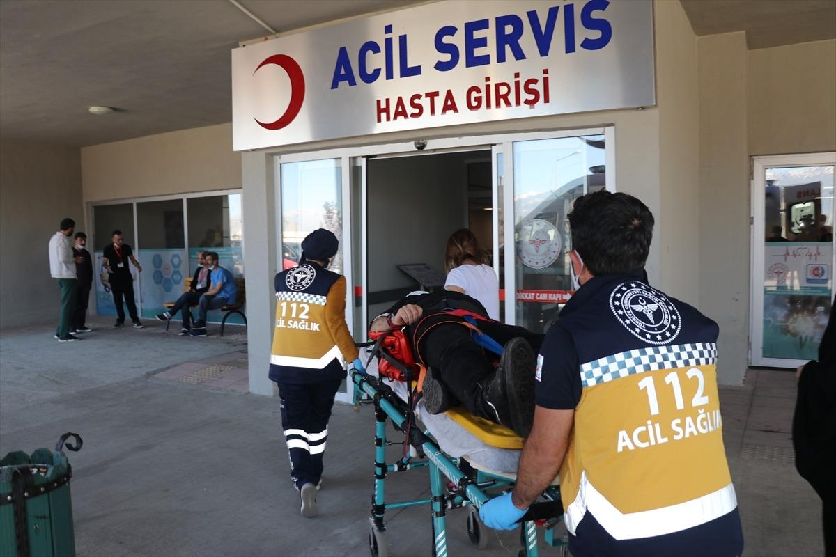 Erzincan'da otob&uuml;s devrildi! Yaralılar var