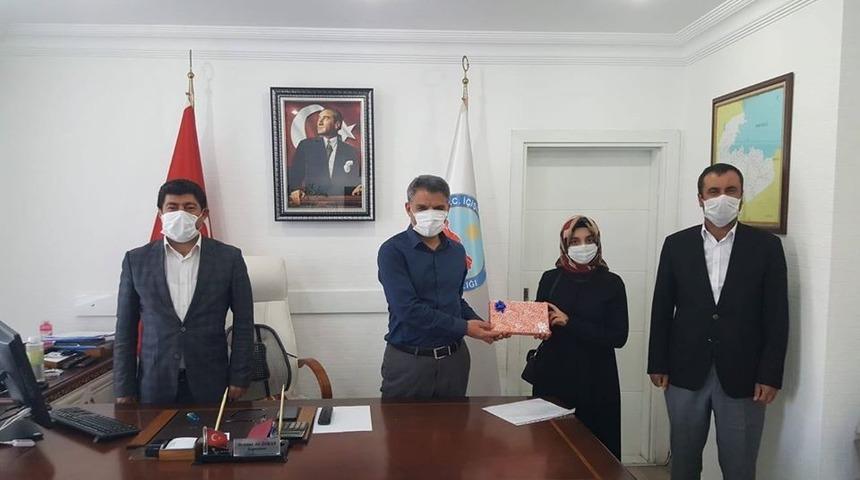 Kaymakam &Ouml;zkan, T&uuml;rkiye birincisini &ouml;d&uuml;llendirdi