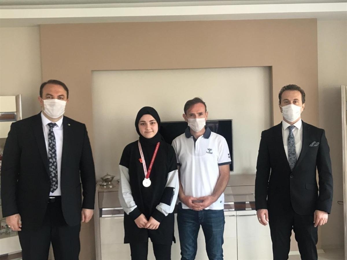 &lsquo;Minnettarız&rsquo; yarışmasının T&uuml;rkiye ikinci &ouml;d&uuml;l&uuml;n&uuml; ailesinin elinden aldı