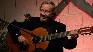 Konserlerine 50 yıllık gitarıyla çıkıyor
