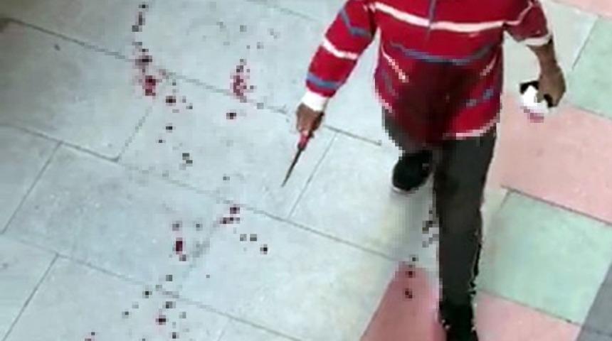 Kendisini bı&ccedil;aklayanı kanlar i&ccedil;inde elinde bı&ccedil;akla aradı