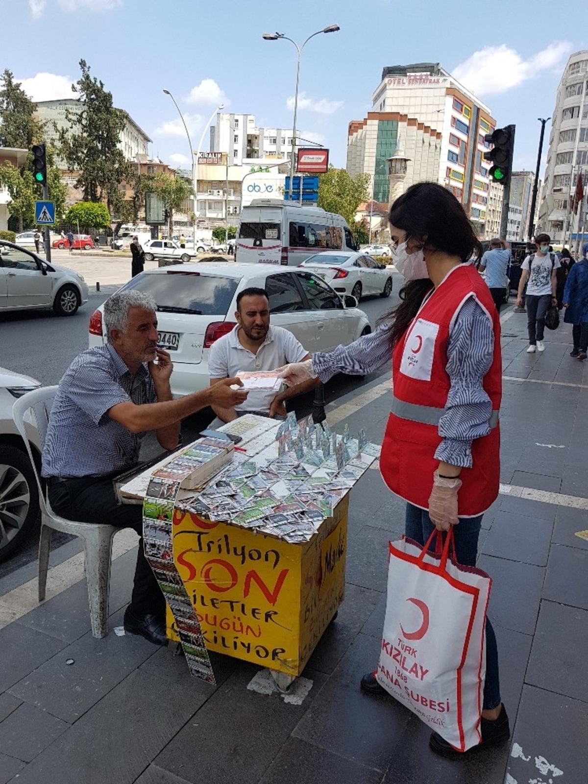 Kızılay bu kez maske dağıtımı i&ccedil;in sahada