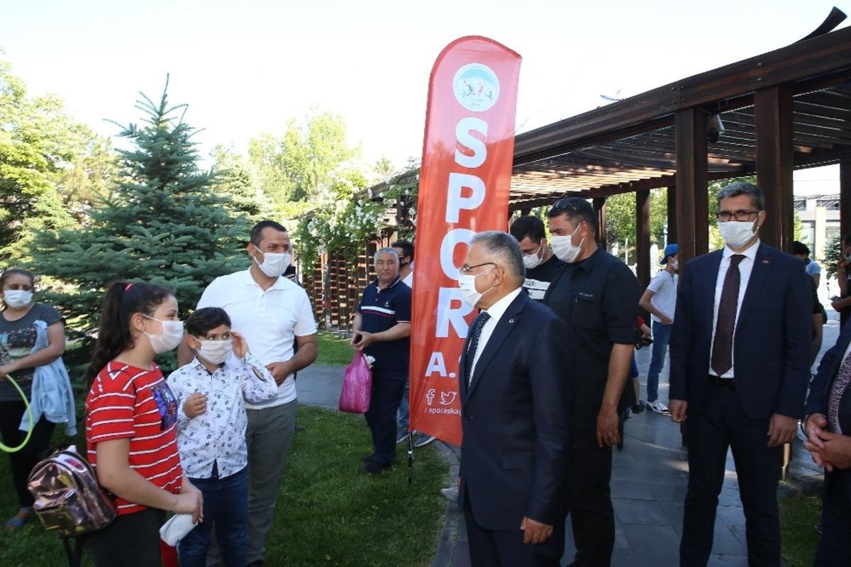 Başkan B&uuml;y&uuml;kkılı&ccedil; &ccedil;ocuklar ve gen&ccedil;lerle bir araya geldi