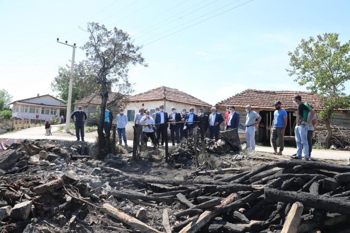 Başkan S&ouml;ğ&uuml;t&rsquo;ten evi yanan aileye yardım eli