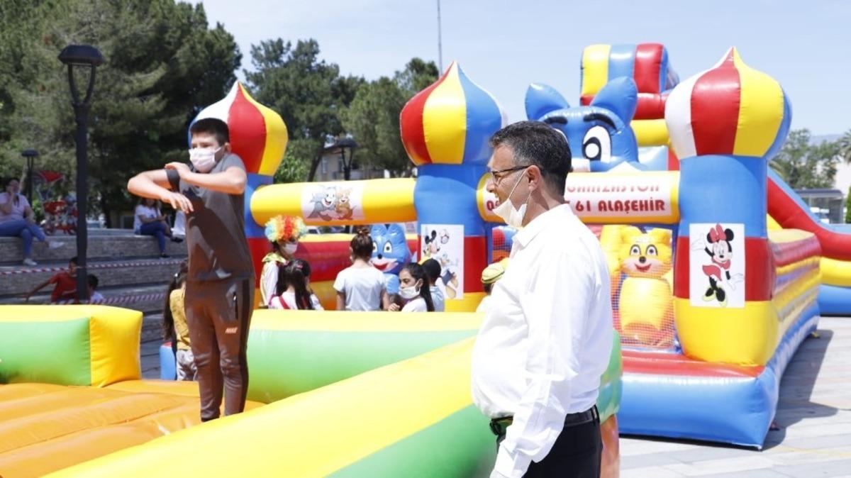 Başkan &Ouml;k&uuml;zc&uuml;oğlu&rsquo;ndan &ccedil;ocuklara s&uuml;rpriz