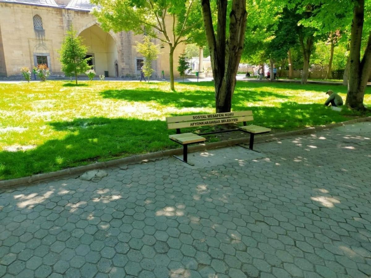 Parklara sosyal mesafe d&uuml;zenlemesi