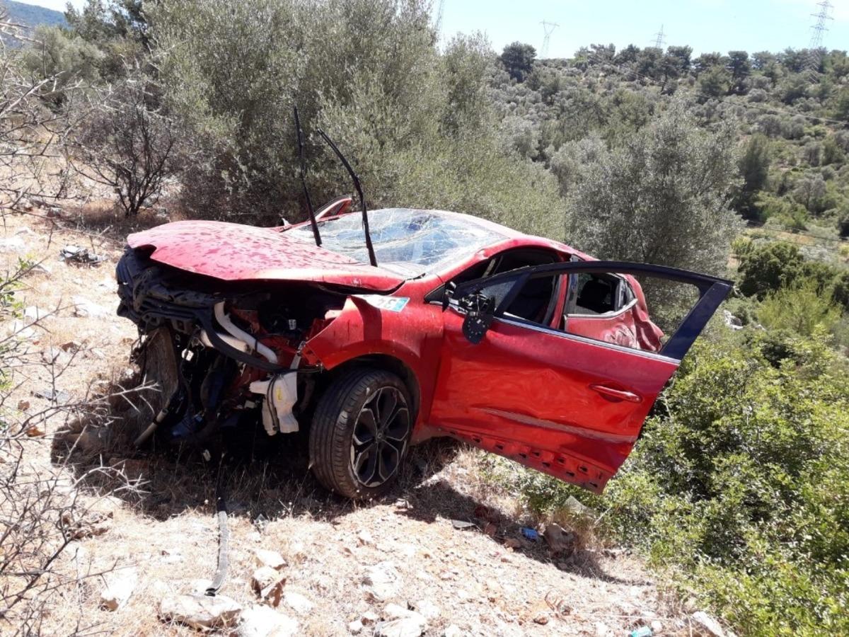 Yoldan &Ccedil;ıkıp Ormanlık Alana U&ccedil;tu