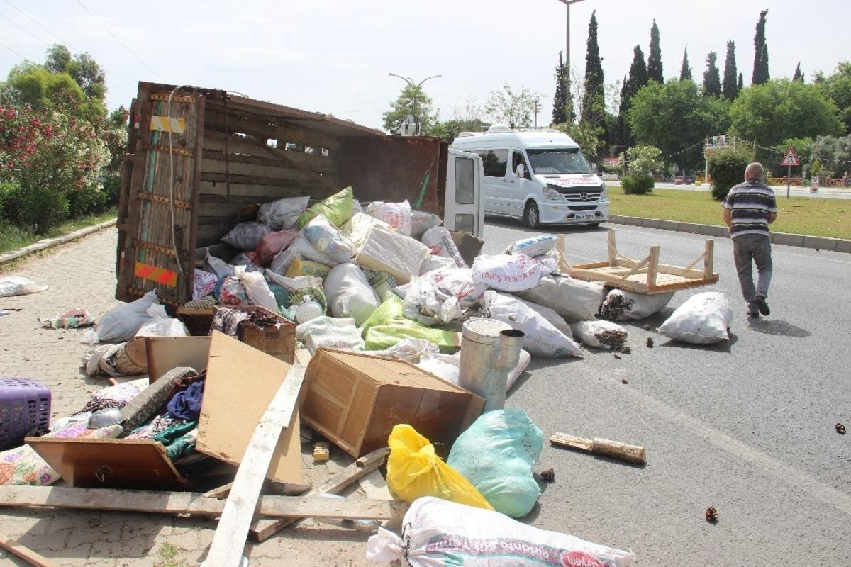 Şaftı kırılan kamyon yoldan &ccedil;ıktı, 2 yaralı