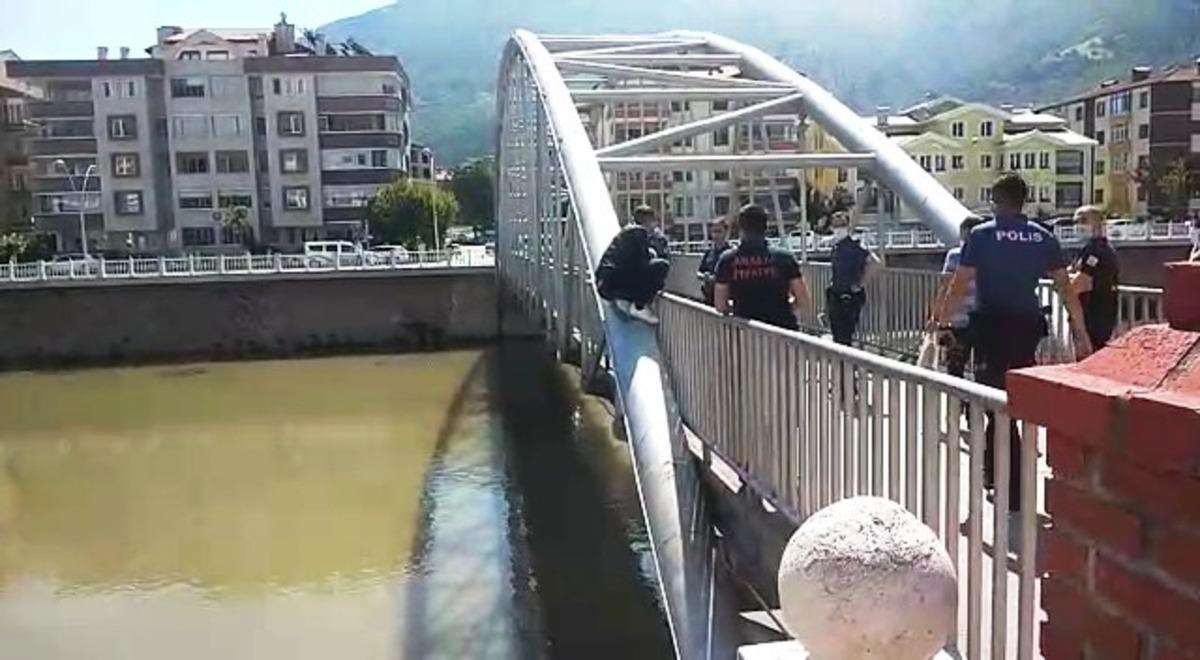 K&ouml;pr&uuml;de intihara kalkışan kişiyi itfaiyeci kurtardı