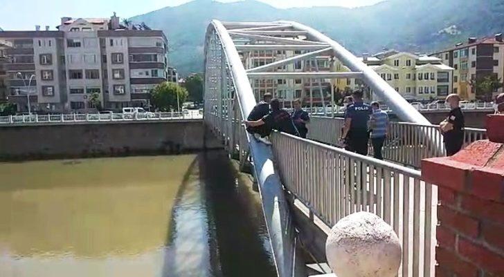 Köprüde intihara kalkışan kişiyi itfaiyeci kurtardı G2