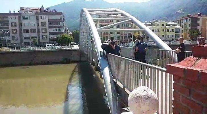 Köprüde intihara kalkışan kişiyi itfaiyeci kurtardı G3