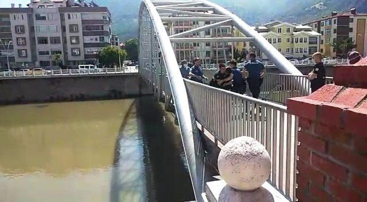 Köprüde intihara kalkışan kişiyi itfaiyeci kurtardı G4