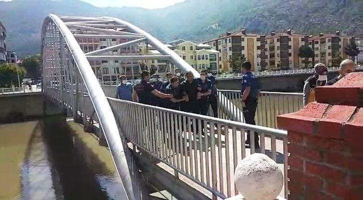 Köprüde intihara kalkışan kişiyi itfaiyeci kurtardı G5