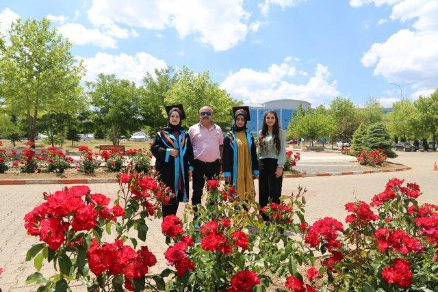 Bingöl’de bazı öğrenciler mezuniyet fotoğrafı geldi