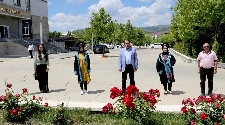 Bing&ouml;l&rsquo;de bazı &ouml;ğrenciler mezuniyet fotoğrafı geldi