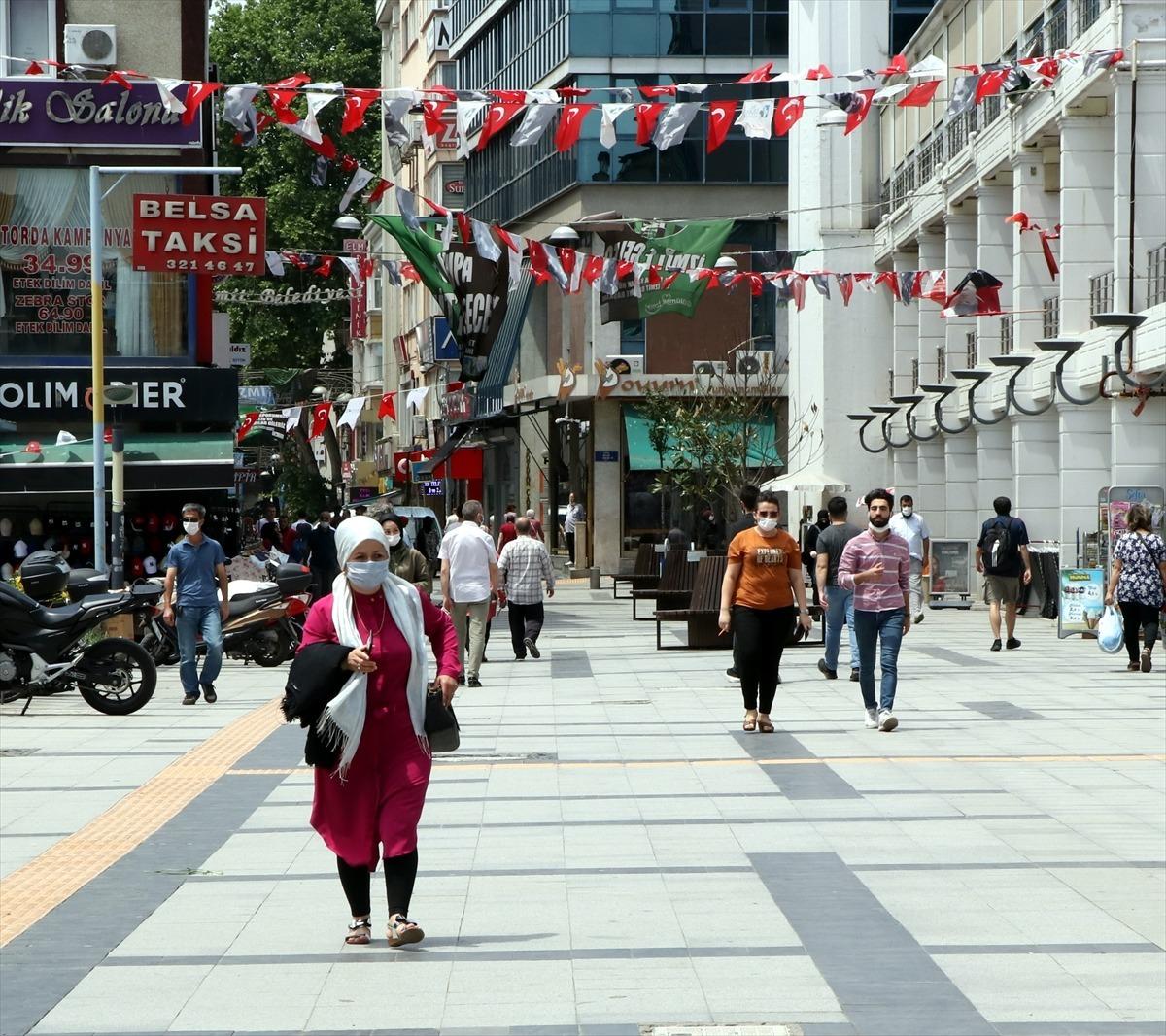 Sakarya, Kocaeli ve Zonguldak'ta vatandaşlar uzun bir aradan sonra hafta sonu sokağa &ccedil;ıktı