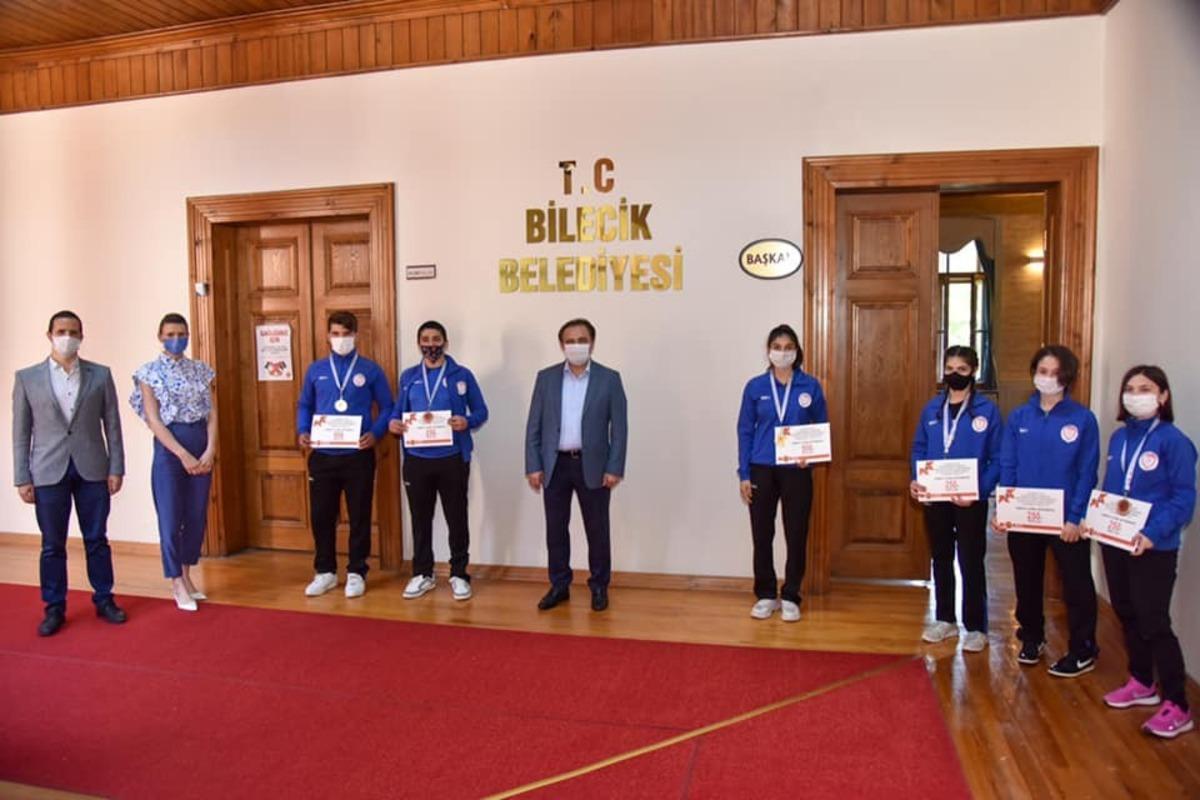 Belediye Başkanı Şahin&rsquo;den sporculara 500 TL&rsquo;lik hediye &ccedil;eki