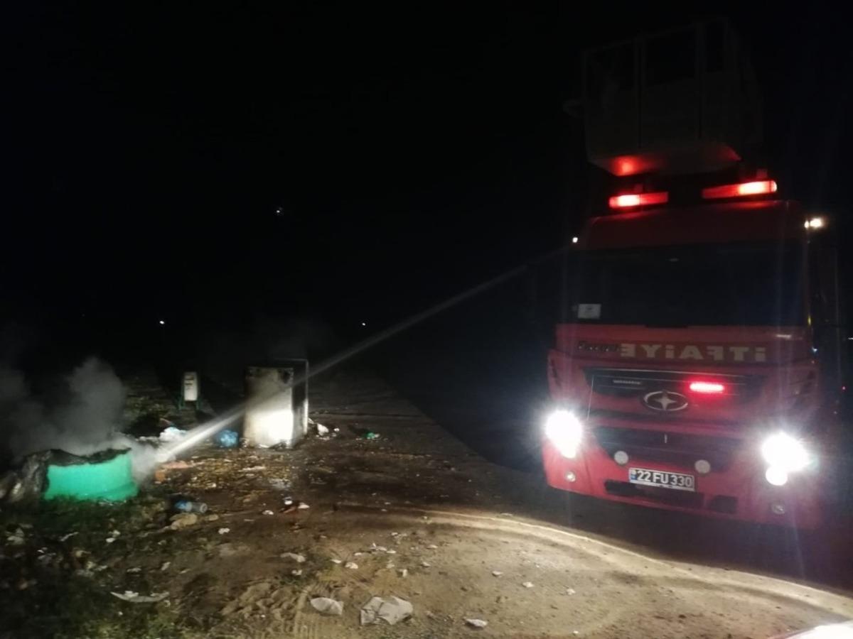 &Ccedil;&ouml;p konteynerlerini ateşe verdiler, k&ouml;y muhtarı isyan etti
