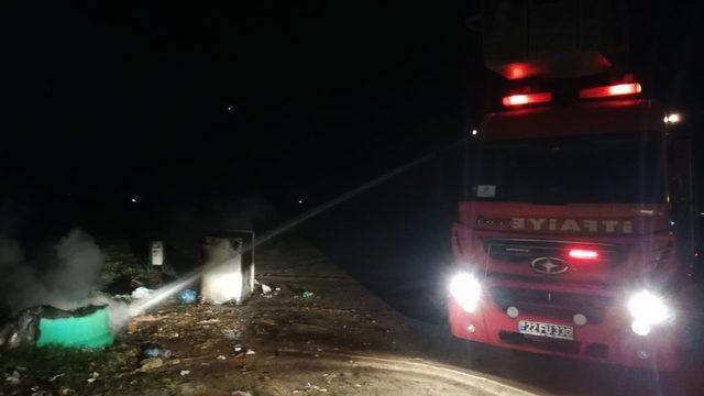 Çöp konteynerlerini ateşe verdiler, köy muhtarı isyan etti