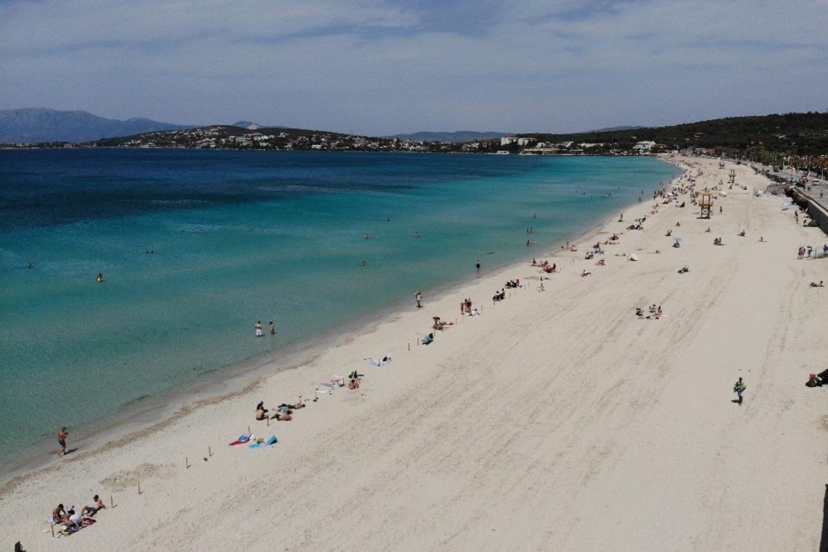 Kısıtlama kalktı, İzmir&rsquo;de plajlar doldu