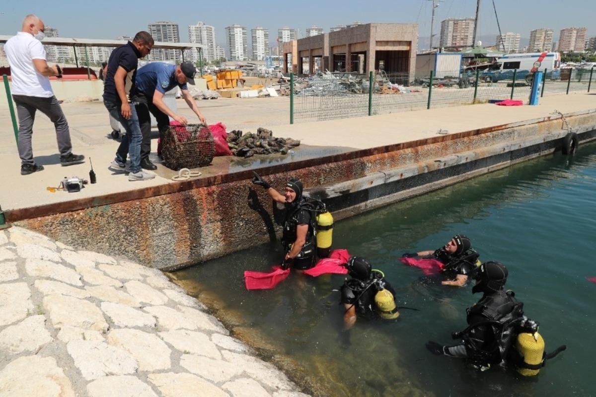Mersin&rsquo;de dalgı&ccedil; polisler sualtı dip temizliği yaptı