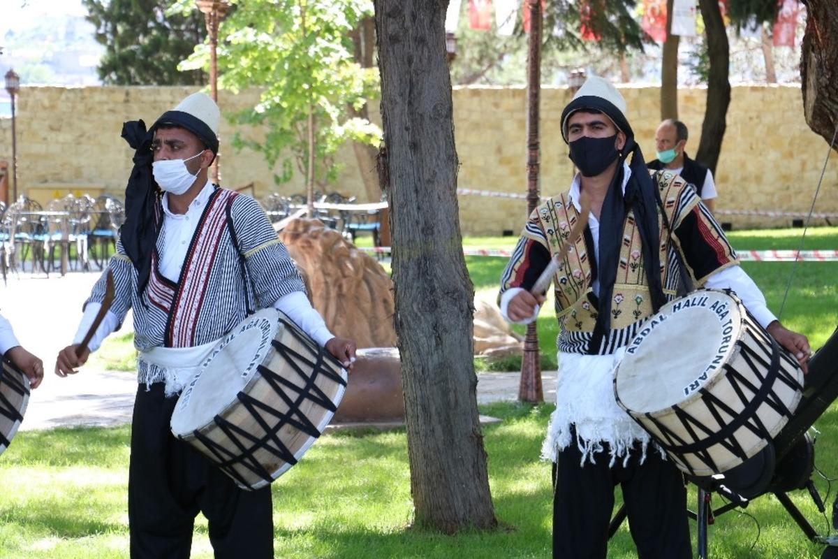 Abdal Halil Ağa&rsquo;nın torunlarından davul şov