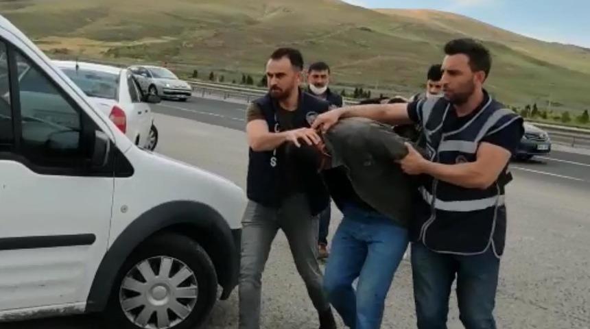 Yaşlı kadını dolandırmışlardı! İki kardeşe operasyon