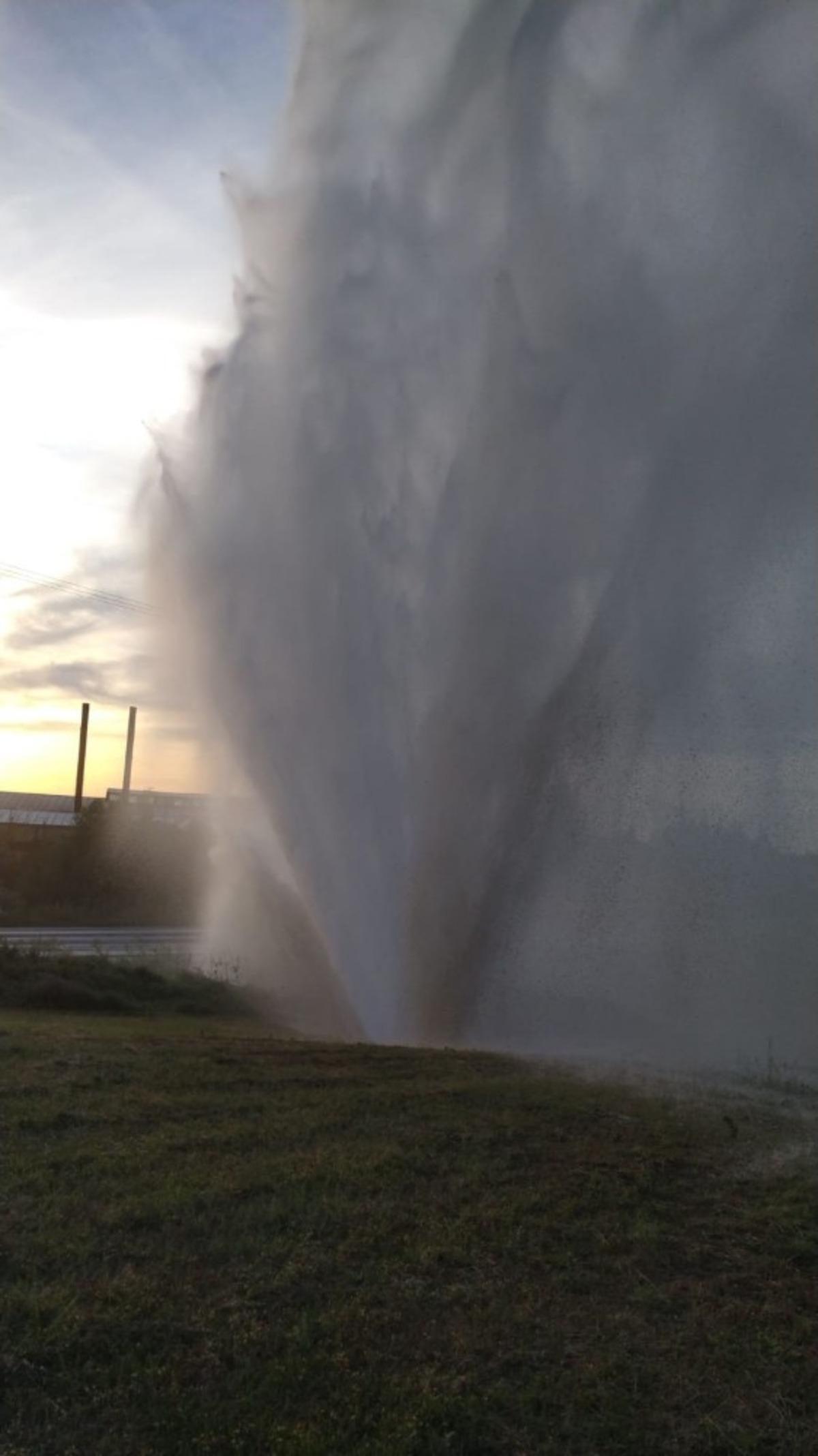 Su metrelerce y&uuml;kseğe fışkırdı ekipler aniden m&uuml;dahale etti