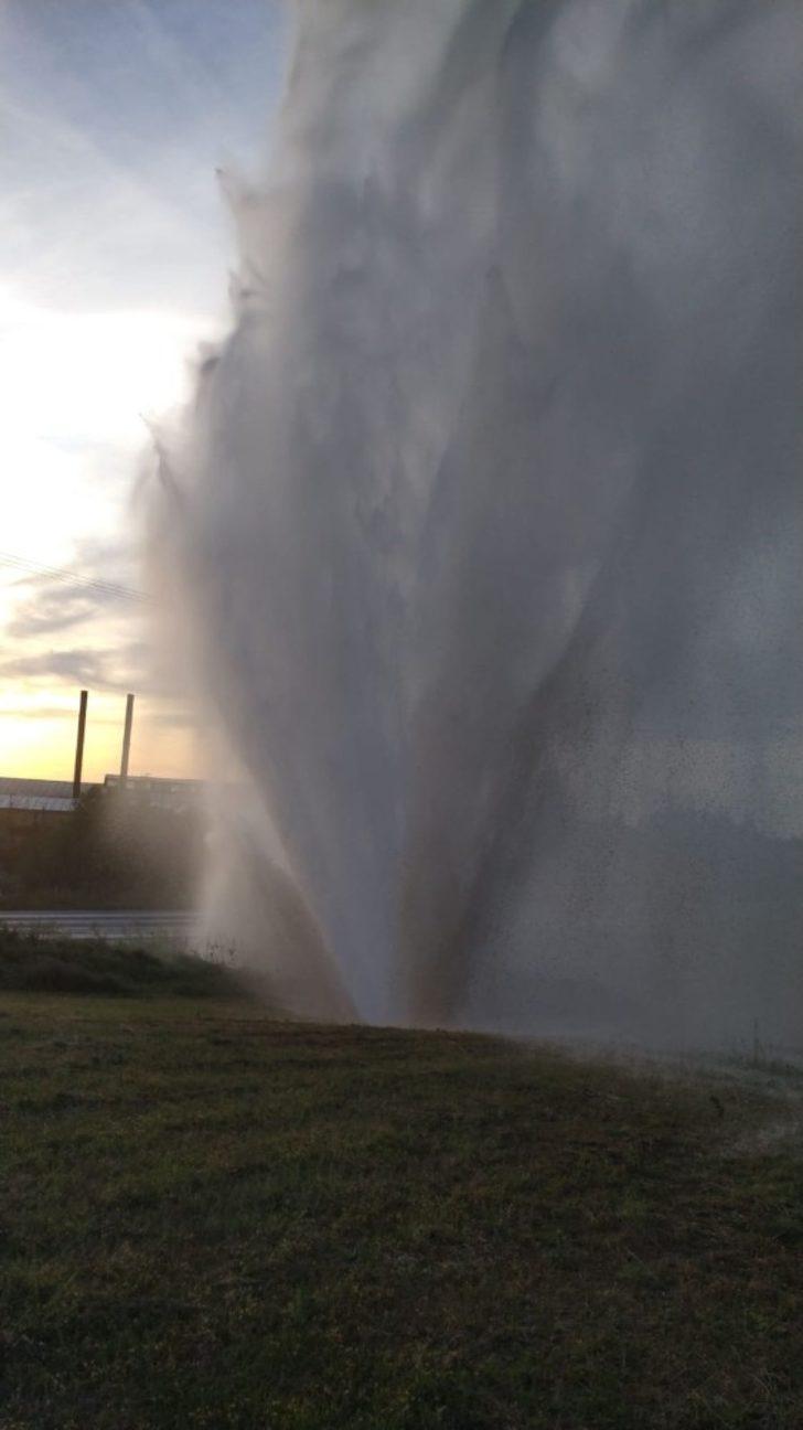 Su metrelerce yükseğe fışkırdı ekipler aniden müdahale etti G1