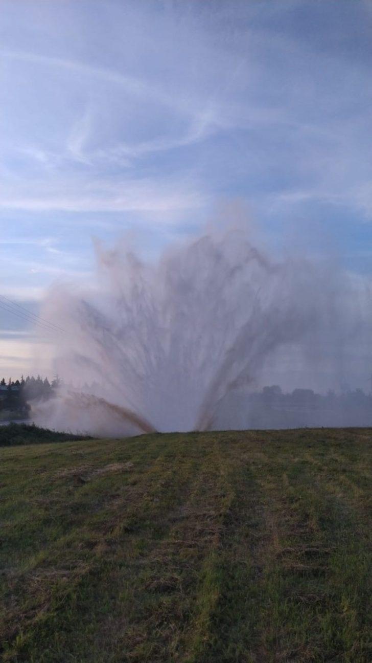 Su metrelerce yükseğe fışkırdı ekipler aniden müdahale etti G3